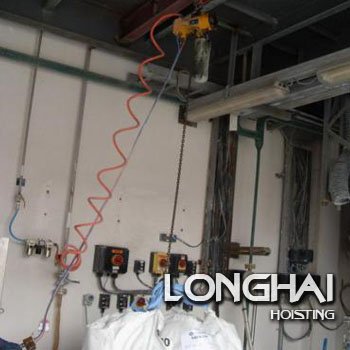 化工車間防爆起重設(shè)備案例（氣動(dòng)葫蘆500KG）